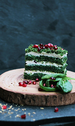 Красивый зеленый торт на синем фоне