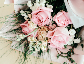Букет розовых роз на столе